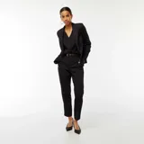 Chaqueta sastre negra de manga larga, con solapas y cierre de un botón.