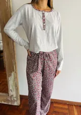 Pijama de algodón gris con estampado floral, compuesto por una camisa de manga larga con botones y un pantalón largo con cintura elástica.