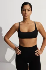 Sujetador suave de punto color negro, con tirantes ajustables y copas forradas con relleno extraíble. Presenta un ribete de canalé en el bajo y no tiene cierre.