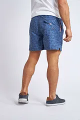 Short de baño con estampado floral en tonos celestes, cuenta con cintura elástica con cordón ajustable, bolsillos laterales y bolsillo trasero.