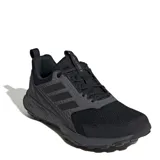 Championes de trekking y trail running Adidas Terrex Tracefinder 2, color negro con detalles en gris, diseñados para ofrecer máxima tracción y resistencia en exteriores.