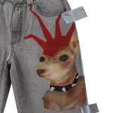 Bermuda baggy de jean color gris lavado, con corte holgado y diseño pintado a mano de un perro con cresta roja en la pierna derecha.