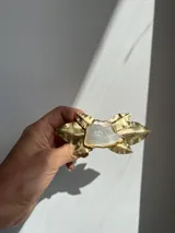 Broche hecho a mano en bronce con forma de flor y pieza central de nácar.