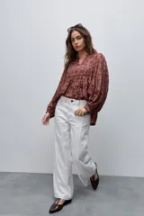 Jean wide leg de tiro alto en color crudo, con corte amplio y pierna extra ancha, confeccionado en algodón con costuras visibles.
