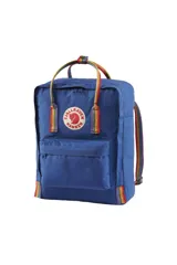 Mochila Fjallraven Kanken color azul con detalles de arcoíris en las asas y tirantes. Fabricada en Vinylon F, un tejido resistente al agua y a la suciedad.