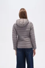 Campera puffer negra de nylon, con cierre frontal y cuello alto.