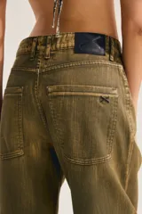 Jean slouchy de tiro alto, color verde militar con efecto desgastado, de corte relajado y silueta barrel con piernas curvadas y botamangas ajustadas.