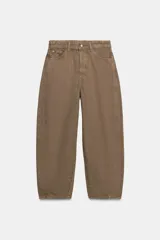 Jeans de tiro medio con corte cropped y diseño de costuras torcidas. Presenta trabillas en la cintura, cinco bolsillos clásicos y cierre frontal con cremallera y botón metálico.