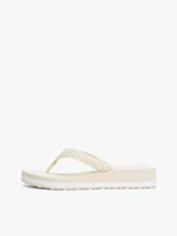 Ojotas Tommy Hilfiger color crema con plataforma baja y tiras tejidas al crochet.