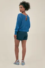 Short azul marino confeccionado en tejido seersucker de algodón con cintura elastizada, bolsillos laterales y detalle de logo metálico.