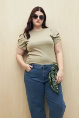 Jean de corte recto confeccionado en denim con spandex, de tiro medio y color azul claro. Presenta un tajo lateral en el ruedo de ambas piernas.