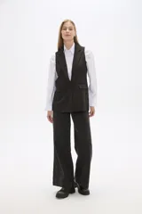 Chaleco negro sin mangas con solapas y un botón.