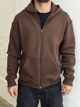 Campera marrón de felpa con cierre frontal y capucha.