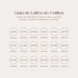 Anillo minimalista de plata 925 con un pequeño dije en forma de estrella en el centro.