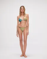 Conjunto de bikini con corpiño triangular y bombacha cavada con tiras laterales. Diseño con estampado abstracto en tonos celeste, verde y marrón.