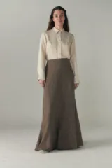 Falda larga color marrón con textura, corte a la cintura y ruedo amplio.