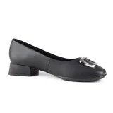 Zapato casual de cuero color marrón con detalle de hebilla dorada en el empeine y taco bajo cuadrado.