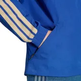 Campera deportiva adidas de la selección de Italia, modelo Anthem. Diseño en color azul con detalles en dorado en las mangas y logo de la marca y escudo de la selección en el pecho. Cuenta con cierre frontal completo y cuello alto.