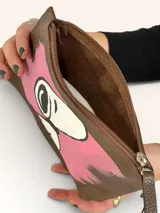 Sobre de cuero marrón con diseño pintado a mano que presenta al personaje Snoopy sobre un fondo rosado y la palabra 'heal'. Cuenta con cierre superior y etiqueta de cuero colgante.