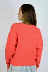 Cardigan de punto verde lima, con escote en V, mangas largas y cierre frontal con tres botones carey.