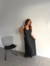 Vestido largo blanco con estampado de lunares negros, escote en V y tirantes finos.