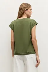 Remera verde oliva con cuello en V, mangas cortas y detalle de vainillas en las costuras de las mangas y el ruedo.
