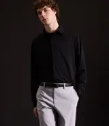 Camisa masculina de manga larga con cuello inglés y cierre frontal abotonado. Confeccionada en tejido de poliamida con tecnología performance, que ofrece elasticidad, secado rápido y resistencia a las arrugas.