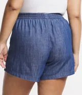 Short de jean estilo comfy, con cintura elástica, lazo ajustable y bolsillos laterales. Confeccionado en tejido de algodón y liocel.