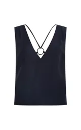 Blusa sin mangas color azul marino, con escote en V pronunciado, tirantes finos cruzados y detalle de argolla metálica central. Presenta un corte recto y caída ligera.