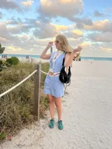 Short celeste de lino y algodón, con doble pinza delantera, doble pretina y botón de nácar.