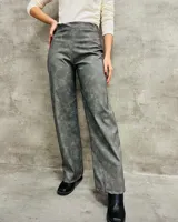 Pantalón palazzo de ecocuero color gris con efecto vintage.