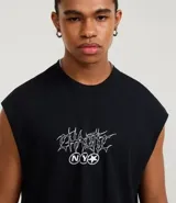 Musculosa sin mangas negra, corte boxy, con cuello redondo y estampa frontal en blanco con tipografía estilo gótico y el logo 'NYX' en un círculo.