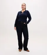 Suéter de punto en color bordó con corte slim, cuello polo y mangas largas. Presenta detalles de líneas blancas en contraste en el cuello y los puños, con acabado acanalado.