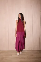 Vestido largo color borgoña, holgado, con escote halter, espalda baja y volados en cuello y cadera.