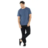 Remera de manga corta color azul oscuro, con cuello redondo y un pequeño logo de Volcom bordado en el pecho.
