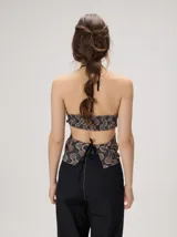 Top halter estampado en tonos rojo y beige, con tirantes finos ajustables al cuello y detalle de cuentas.