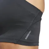 Top deportivo negro de Adidas, modelo Adizero Essentials, ideal para running. Diseño ajustado con espalda cruzada y logo de la marca en blanco. Confeccionado con tejido transpirable AEROREADY.