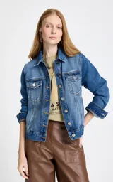 Chaqueta de jean clásica con cierre frontal de botones metálicos, bolsillos frontales con solapa y costuras reforzadas. Presenta un lavado azul medio con efecto desgastado.