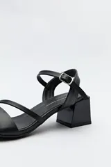 Sandalias doradas con tiras finas, pulsera regulable al tobillo y taco geométrico medio.