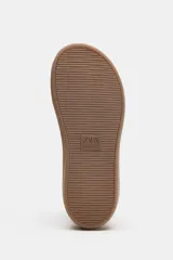 Zapatillas deportivas barefoot de color blanco con detalles en beige y suela de goma marrón. Presentan cordones blancos y detalle de estampado animal print de leopardo en la talonera.