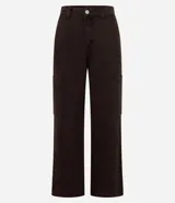 Pantalón cargo de tiro alto confeccionado en sarga de algodón, con corte holgado, bolsillos laterales utilitarios y cierre tradicional.