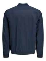 Campera bomber azul marino de Jack & Jones, con cuello de béisbol, cierre de cremallera, bolsillos frontales con cremallera y bolsillo en la manga.