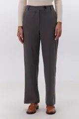Pantalón gris oscuro de corte recto, con cintura elastizada, cierre de cremallera y botón.