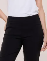 Pantalón capri blanco de estilo sastrero, tiro alto y calce ajustado, con cintura elástica ancha y bolsillos frontales funcionales.