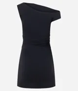 Vestido corto de bengalina color negro, con diseño evasé y escote asimétrico de un solo hombro. Presenta un detalle fruncido en la cintura que realza la silueta y una estructura entallada.