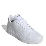 Championes Adidas Advantage Base 2.0 de estilo urbano inspirado en el tenis, confeccionados en cuero sintético con perforaciones laterales que forman las tres bandas características de la marca. Presentan cierre con cordones, interior acolchado y suela de goma resistente.