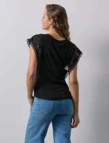 Blusa blanca de algodón y modal, marca Catherine Malandrino, con cuello redondo y mangas cortas con apliques de crochet.