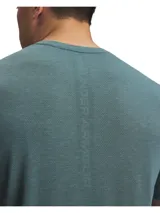Remera deportiva Under Armour Vanish Elite Seamless de manga corta y cuello redondo, color verde, con diseño sin costuras y logo iridiscente en el pecho.