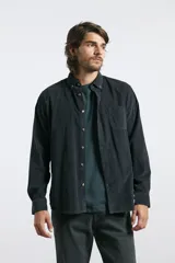 Camisa de manga larga confeccionada en pana de algodón, con cuello button-down y bolsillo frontal en el pecho.