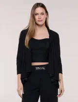 Cardigan negro de tejido elastizado con textura lisa, frente abierto sin botones y solapas amplias de caída drapeada. Cuenta con mangas tres cuartos y ruedo asimétrico.